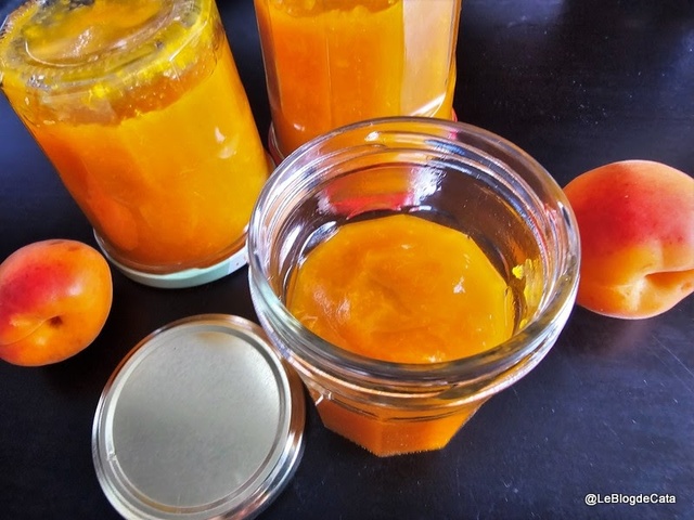 Framboises fraîches dans une gelée d'orange et passion, sucre