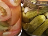 Cornichons, pickles et tomates au vinaigre