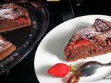 Gâteau aux yaourt, fraises et cacao en poudre
