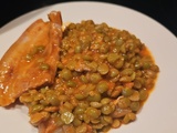 Pois cassés à la poitrine de porc et à la sauce tomate