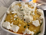 Polenta/ Mămăliga avec du fromage feta et de la crème sure