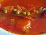 Soupe à la tomate et aux saucisses fumées, petits pois et carottes