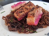 Tataki de saumon gravlax à la betterave avec des spaghetti konjac