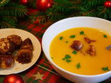 Velouté de butternut aux poivrons et saucisses au fromage grillées