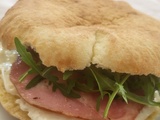 Pain puccia, œuf, porc rôti et roquette