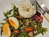 Salade de roquette, oignons rouges, tomates et burrata