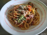 Spaghetti, tomates cerises et oignons de Tropea