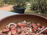 Haricots en grains et tomates en salade