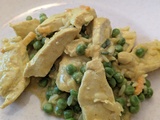 Poulet au curry, lait de coco et petits pois frais