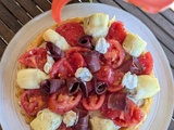 Tarte renversée au magret de canard fumé, tomate et crème de roquefort