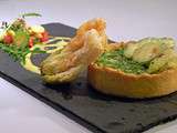 Sablé au caviar de courgettes,fleurs en coulis et en tempura,petite salade croquante