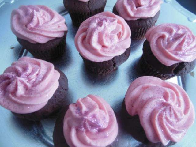 Valentin cupcakes avec glaçage de couleur rose et blanc et le