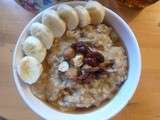 Porridge gourmand banane, noisettes, cranberries, et sirop d'érable