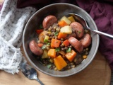 Lentilles beluga aux saucisses : plat savoureux et réconfortant en 30 minutes