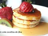 Pancakes servies avec des fruits frais