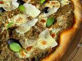 Pizza au caviar d’aubergine, olive noire, anchois, parmesan