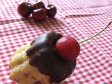 Mini-cakes légers aux cerises et au chocolat blanc