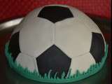 Gâteau 3D ballon de foot en pâte à sucre (cacahouettes et praliné)