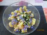 Salade de pommes de terre avec des fleurs de bourrache