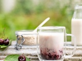 Lait d'avoine à la cerise parfumé à la rose