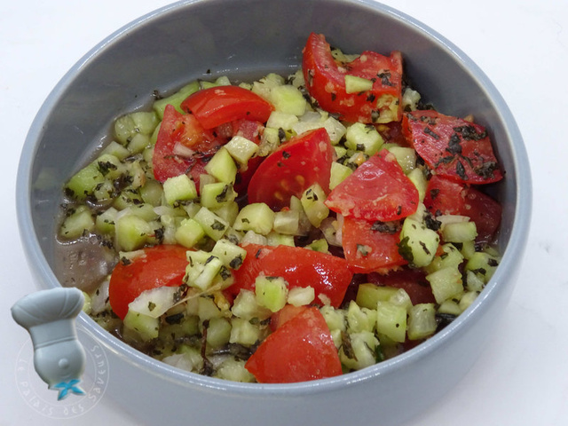 Préparation De Salade De Légumes Frais Concombres Tomates Et