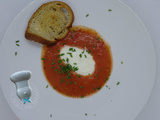 Soupe froide de tomate à la burrata, toasts grillés à l'ail