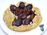 Tarte rustique aux quetsches, à la poussière de lune