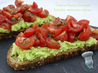 Tartine au beurre d'avocat et tomates cerise aux câpres