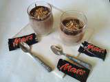 Crèmes aux Mars ®, coulis de chocolat et amandes caramélisées
