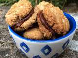 Biscuits croquants noix de coco et avoine fourrés au chocolat au lait