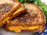 Grilled cheese cheddar à la confiture de rhubarbe pimentée