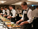 Apéritif dînatoire pour 100 personnes : ce que les traiteurs ne disent pas sur le coût réel et l’impact opérationnel