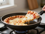 Réchauffer une pizza : pourquoi la poêle gagne, mais pas comme vous le pensez