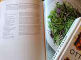 Salade de petits légumes verts, grey owl et charcuteries