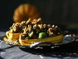 Courge delicata farcie aux choux de Bruxelles et champignons, crumble de graines et quinoa
