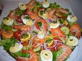 Salade fraîcheur de crevettes au thon et oeufs durs accompagnés de ses légumes croquants