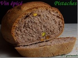 Pain au vin épicé et pistaches