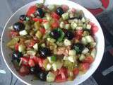 Salade composée : poivron, concombre, olives noires