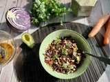 Salade de chou rouge, carotte, avocat et quinoa croustillant
