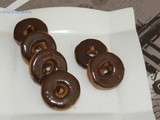 Premiers minis donuts fait avec l'appareil à donuts