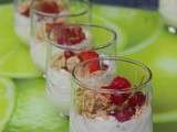 Verrines fraîches et onctueuses aux fruits rouges, yaourt à la grecque & Macarons de Joyeuse