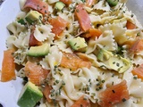 Salade de pâtes avocats et saumon fumé