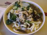 Asiatique : soupe de nouilles udon aux algues et petites crevettes