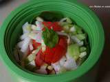 Salade pleines de légumes : épinards, radis blanc, soja, courgette, concombre, tomate