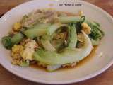 Salade verte et oeufs sautés à l'asiatique