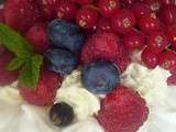 Pavlova à la ganache vanillée montée et ses fruits rouges, façon diadème
