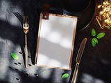 Choisissez un porte-menu en bois pratique et esthétique pour votre restaurant