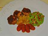 Boulettes de poulet, ananas poêlé, purée de petits pois et tomates confites