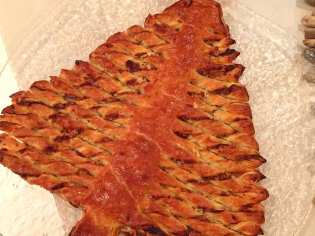 Recette Sapin feuilleté et ses étoiles à la tapenade muhammara (poivrons  grillés, noix et sirop de grenade) 