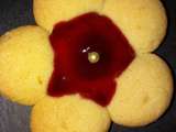 Biscuits fleur à la confiture et zeste de citron